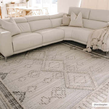 Living room with cream sectional sofa and light beige Amaga High-Low Rustic Rug with geometric pattern. Roomscene-Rectangle