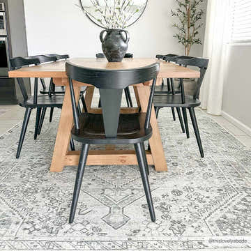 Dining room with a light wood table and black chairs on a Barny Sage Flat Pile Washable Rug. Roomscene-Rectangle